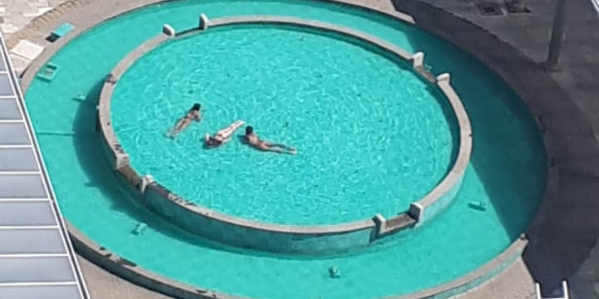 Mulheres de biquíni são flagradas nadando em fonte em Praia Grande 