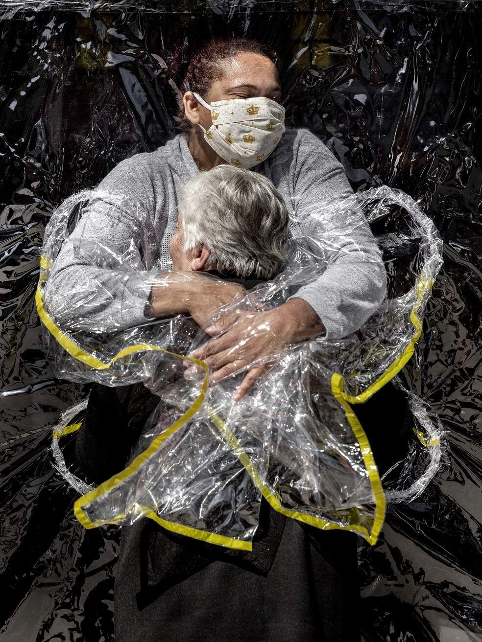Foto de abraço entre idosa e cuidadora durante a pandemia de Covid-19 vence World Press Photo  