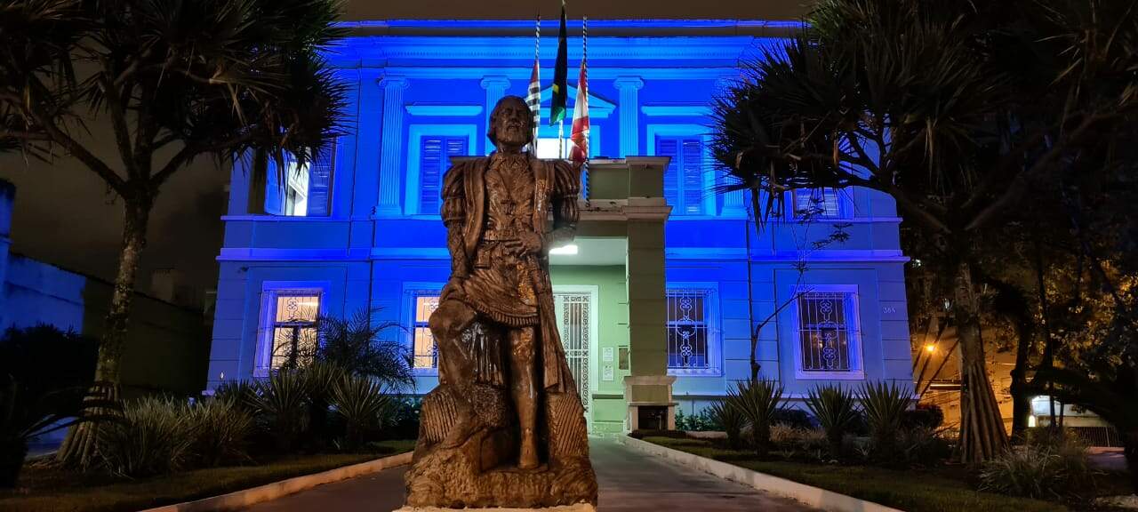 Prefeitura de São Vicente ganha iluminação azul para lembrar mês de conscientização sobre o autismo 