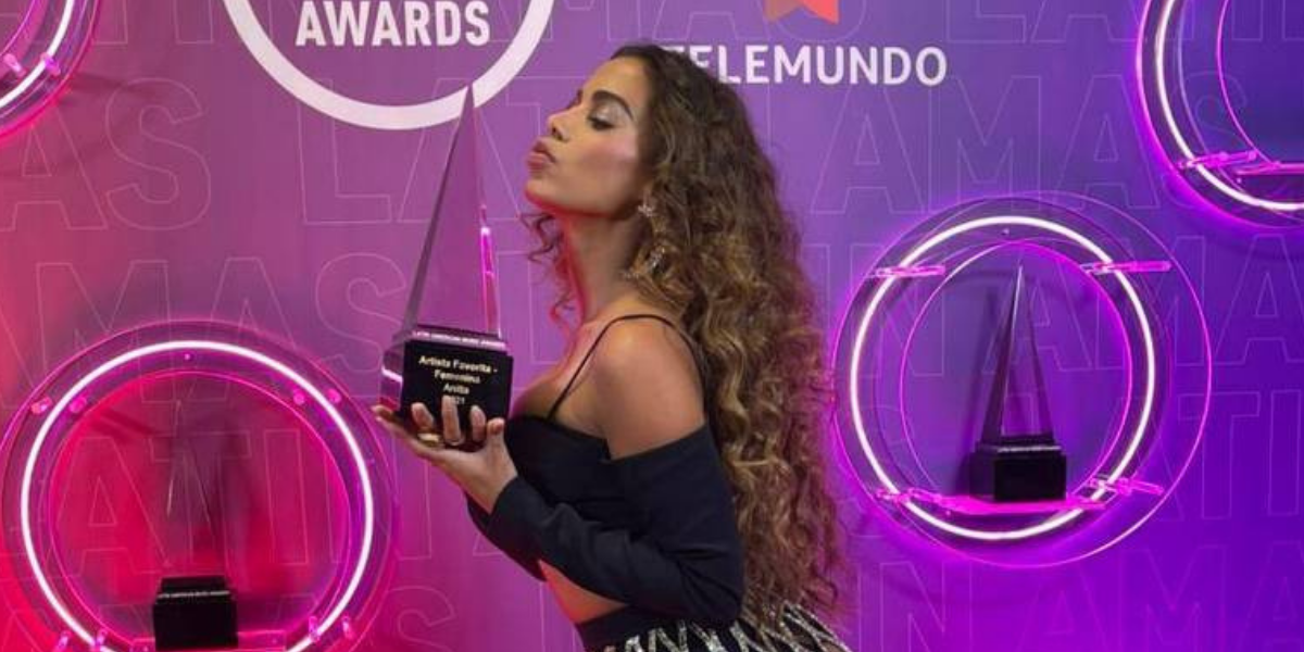 Anitta desbancou Shakira e levou a melhor na categoria 'Melhor Artista Feminina' do Latin AMAs