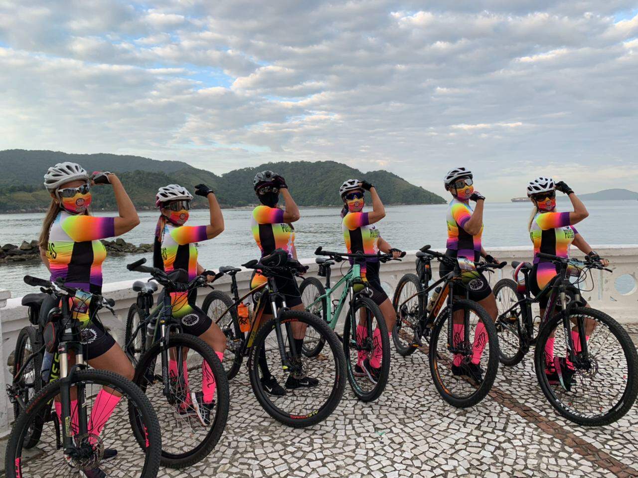 Grupo 'Poderosas do Asfalto', na Ponta da Praia em Santos 